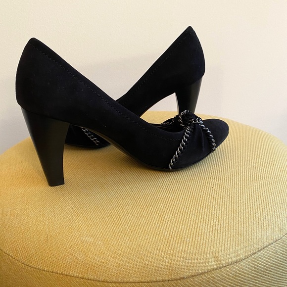 B Makoswsky “Karly” Black Suede Pumps Sz 8 - Picture 2 of 8